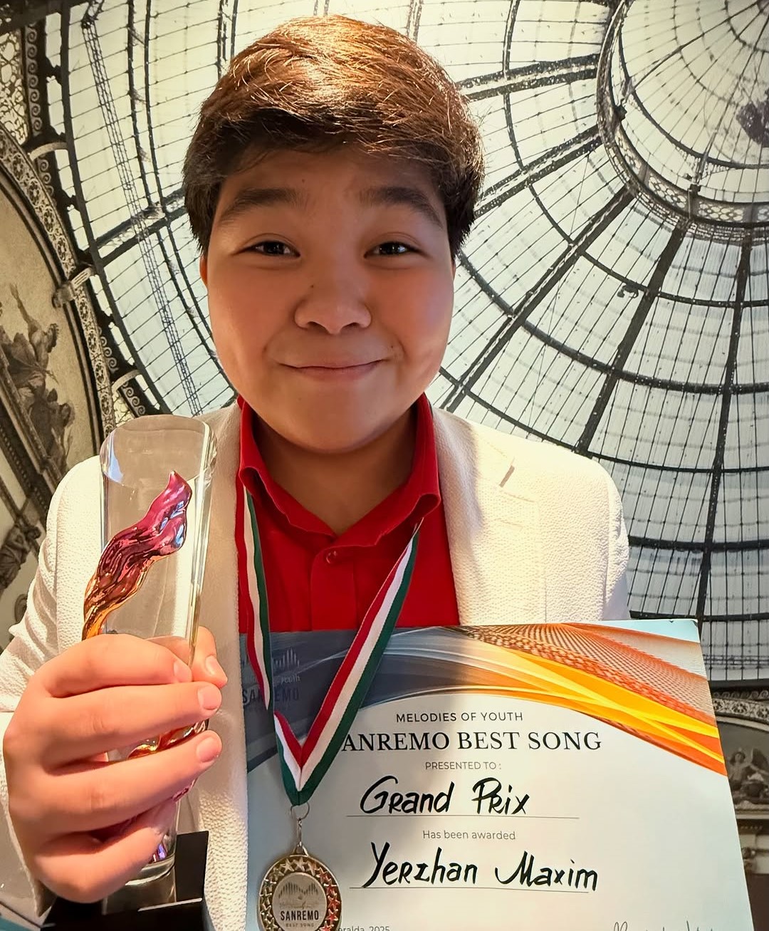 Певец из Уральска снова стал первым на международном конкурсе